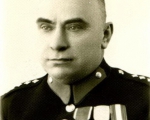 Komisarz PP z medalami.jpg