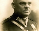 Podkomisarz PP z medalami.jpg