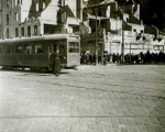 Policjant kieruje ruchem, Warszawa.jpg