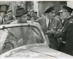 Warszawa, 09.1939, Julien Bryan w rozmowie z policjantem.jpg