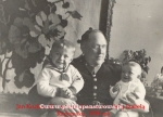 Jan Kozlowski z synem Januszem i corka Izabela, Radomsko 1939.jpg