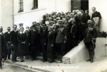 Oficerowie i cywile na schodach.jpg