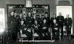 Oficerowie policji z odznakami.jpg