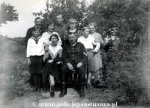 Policjant z rodzina w ogrodzie .jpg