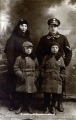 Policjant z rodzina.jpg