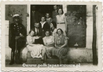 Posterunkowy nr 934 z cywilami.jpg