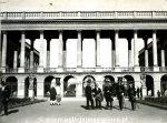 Przed Palacem Saskim w Warszawie.jpg