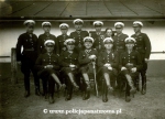 Przed budynkiem, biale czapki.jpg