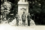 Przed pomnikiem.jpg