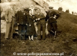 Przodownik z rodzina przy skale.jpg