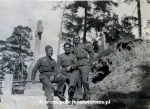 Przy pomniku.jpg